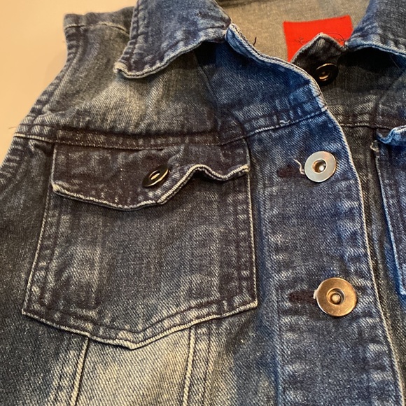 Washed Denim Jean Vest. Buttons and pockets at front. Juniors . Medium - Picture 9 of 10